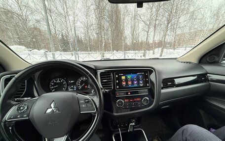 Mitsubishi Outlander III рестайлинг 3, 2019 год, 2 100 000 рублей, 10 фотография