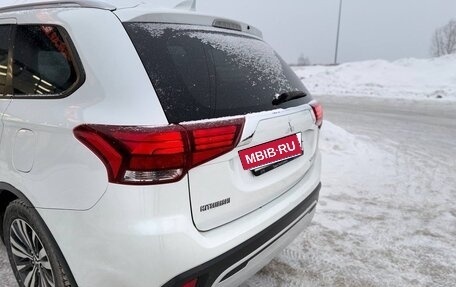 Mitsubishi Outlander III рестайлинг 3, 2019 год, 2 100 000 рублей, 7 фотография