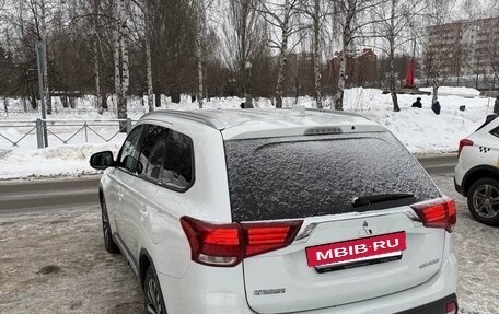 Mitsubishi Outlander III рестайлинг 3, 2019 год, 2 100 000 рублей, 8 фотография