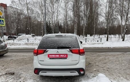 Mitsubishi Outlander III рестайлинг 3, 2019 год, 2 100 000 рублей, 6 фотография