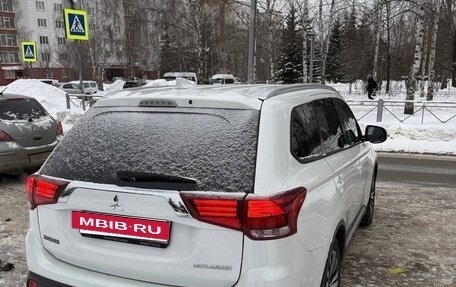Mitsubishi Outlander III рестайлинг 3, 2019 год, 2 100 000 рублей, 5 фотография