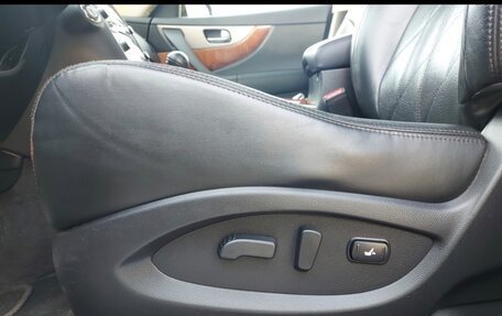 Infiniti QX70, 2015 год, 2 370 000 рублей, 13 фотография