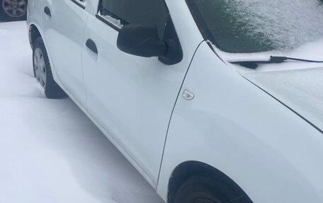 Renault Logan II, 2017 год, 650 000 рублей, 2 фотография