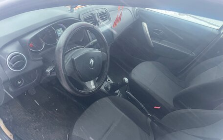 Renault Logan II, 2017 год, 650 000 рублей, 4 фотография