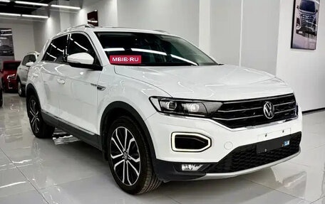 Volkswagen T-Roc I, 2022 год, 1 850 000 рублей, 3 фотография