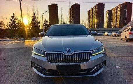 Skoda Superb III рестайлинг, 2022 год, 1 880 000 рублей, 2 фотография