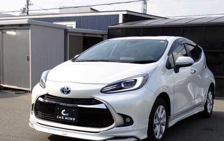 Toyota Aqua, 2024 год, 1 200 000 рублей, 2 фотография