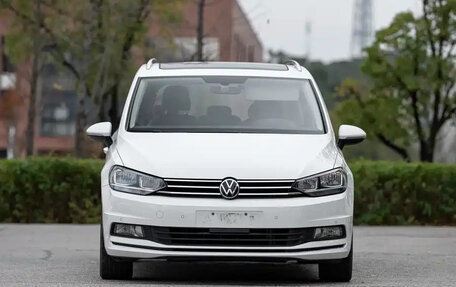 Volkswagen Touran III, 2021 год, 1 650 000 рублей, 2 фотография