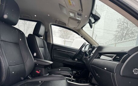 Mitsubishi Outlander III рестайлинг 3, 2017 год, 1 799 000 рублей, 10 фотография