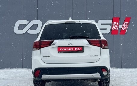 Mitsubishi Outlander III рестайлинг 3, 2017 год, 1 799 000 рублей, 4 фотография