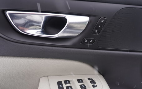 Volvo V60 Cross Country II, 2019 год, 3 580 000 рублей, 4 фотография