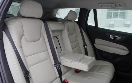 Volvo V60 Cross Country II, 2019 год, 3 580 000 рублей, 7 фотография