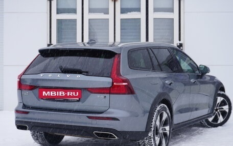 Volvo V60 Cross Country II, 2019 год, 3 580 000 рублей, 2 фотография