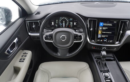 Volvo V60 Cross Country II, 2019 год, 3 580 000 рублей, 10 фотография