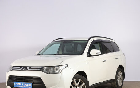 Mitsubishi Outlander III рестайлинг 3, 2013 год, 1 899 000 рублей, 4 фотография