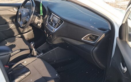 Hyundai Solaris II рестайлинг, 2017 год, 1 250 000 рублей, 6 фотография