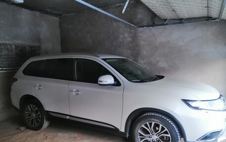 Mitsubishi Outlander III рестайлинг 3, 2016 год, 1 950 000 рублей, 18 фотография