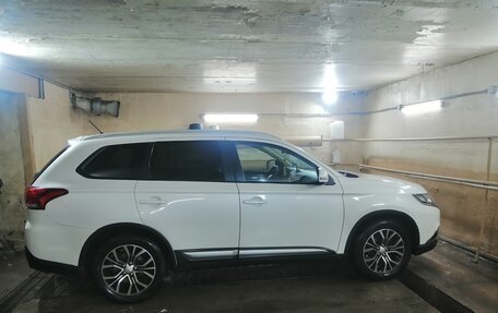 Mitsubishi Outlander III рестайлинг 3, 2016 год, 1 950 000 рублей, 23 фотография