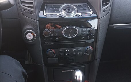 Infiniti QX70, 2015 год, 2 500 000 рублей, 10 фотография