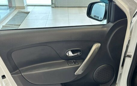 Renault Logan II, 2018 год, 957 000 рублей, 12 фотография