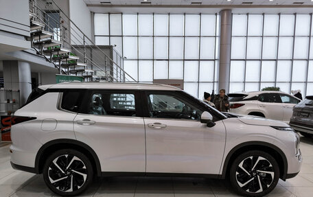 Mitsubishi Outlander, 2023 год, 4 050 000 рублей, 5 фотография