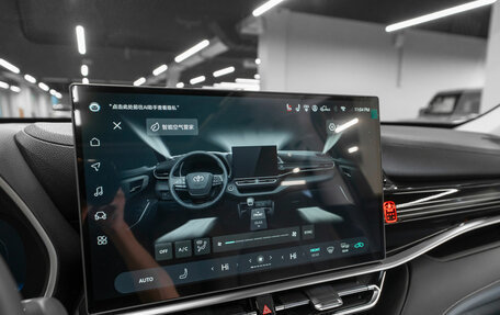 Toyota Highlander, 2025 год, 5 600 000 рублей, 24 фотография