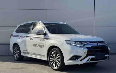 Mitsubishi Outlander III рестайлинг 3, 2021 год, 1 845 000 рублей, 3 фотография