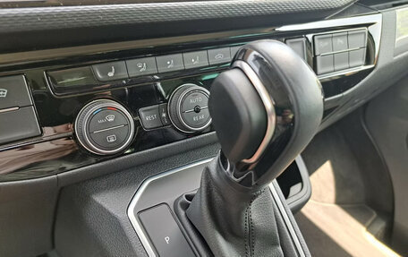 Volkswagen Multivan T6 рестайлинг, 2022 год, 4 990 000 рублей, 8 фотография