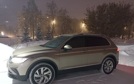 Volkswagen Tiguan II, 2021 год, 3 820 000 рублей, 2 фотография