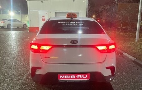 KIA Rio IV, 2018 год, 990 000 рублей, 2 фотография