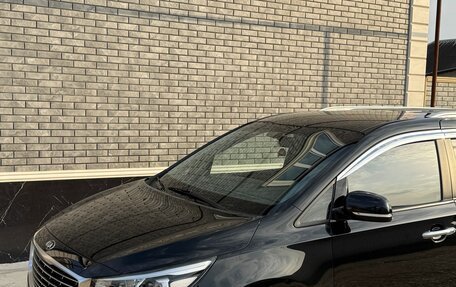 KIA Carnival III, 2018 год, 2 350 000 рублей, 3 фотография