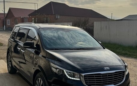 KIA Carnival III, 2018 год, 2 350 000 рублей, 2 фотография