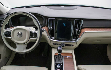 Volvo V60 II, 2018 год, 2 120 000 рублей, 13 фотография