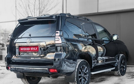 Toyota Land Cruiser Prado 150 рестайлинг 2, 2021 год, 7 250 000 рублей, 5 фотография