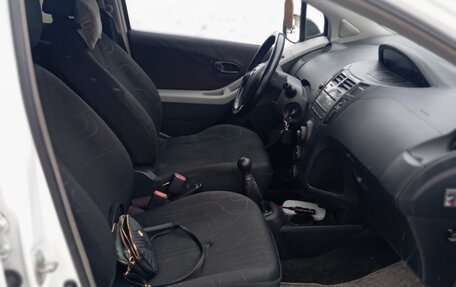 Toyota Yaris III рестайлинг, 2009 год, 450 000 рублей, 9 фотография