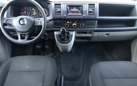 Volkswagen Caravelle T6 рестайлинг, 2015 год, 2 750 000 рублей, 12 фотография