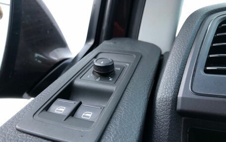 Volkswagen Caravelle T6 рестайлинг, 2015 год, 2 750 000 рублей, 14 фотография