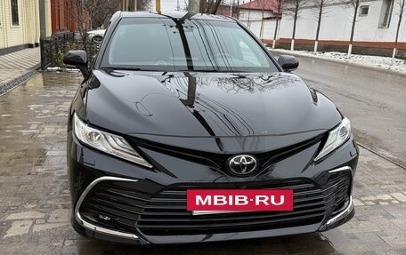 Toyota Camry, 2022 год, 3 300 000 рублей, 2 фотография