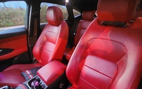 Jaguar E-Pace, 2017 год, 3 100 000 рублей, 23 фотография