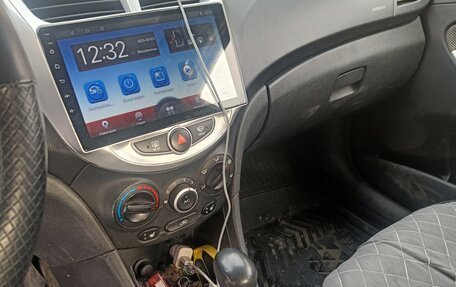 Hyundai Solaris II рестайлинг, 2011 год, 650 000 рублей, 6 фотография