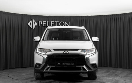 Mitsubishi Outlander III рестайлинг 3, 2019 год, 1 990 000 рублей, 3 фотография