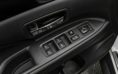 Mitsubishi Outlander III рестайлинг 3, 2019 год, 1 990 000 рублей, 20 фотография