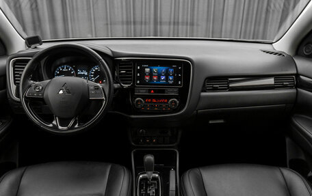 Mitsubishi Outlander III рестайлинг 3, 2019 год, 1 990 000 рублей, 10 фотография