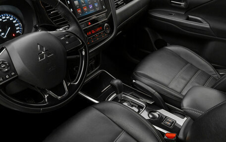 Mitsubishi Outlander III рестайлинг 3, 2019 год, 1 990 000 рублей, 15 фотография