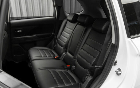 Mitsubishi Outlander III рестайлинг 3, 2019 год, 1 990 000 рублей, 14 фотография