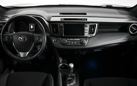 Toyota RAV4, 2018 год, 2 390 000 рублей, 14 фотография
