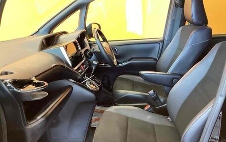 Toyota Noah III, 2021 год, 1 995 000 рублей, 11 фотография