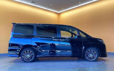 Toyota Noah III, 2021 год, 1 995 000 рублей, 3 фотография