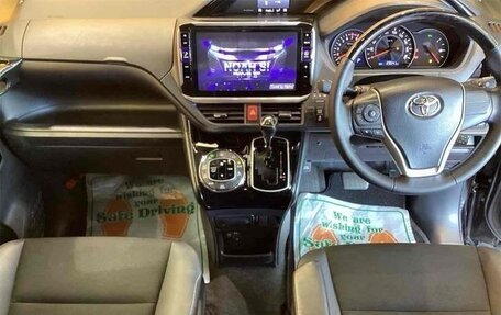 Toyota Noah III, 2021 год, 1 995 000 рублей, 8 фотография