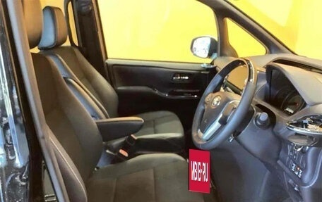 Toyota Noah III, 2021 год, 1 995 000 рублей, 10 фотография